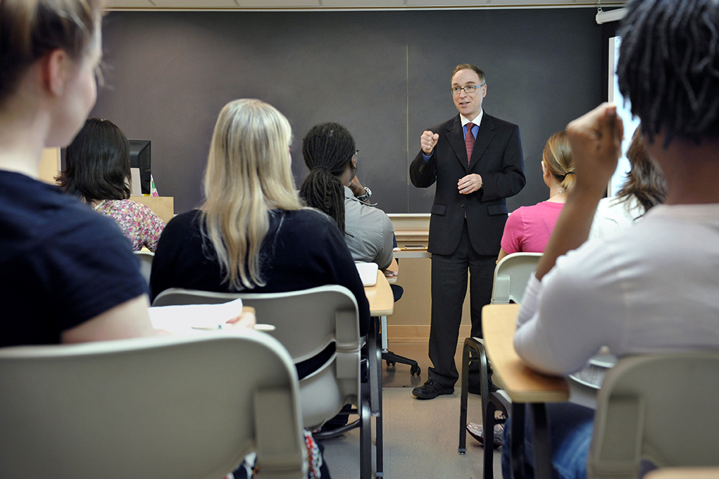 Dr. Zvi Gellis teaches a class